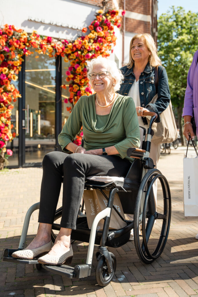Oudere lachende vrouw in rolstoel