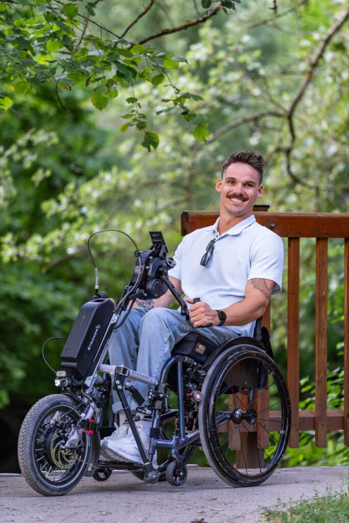 Persoon met handbike