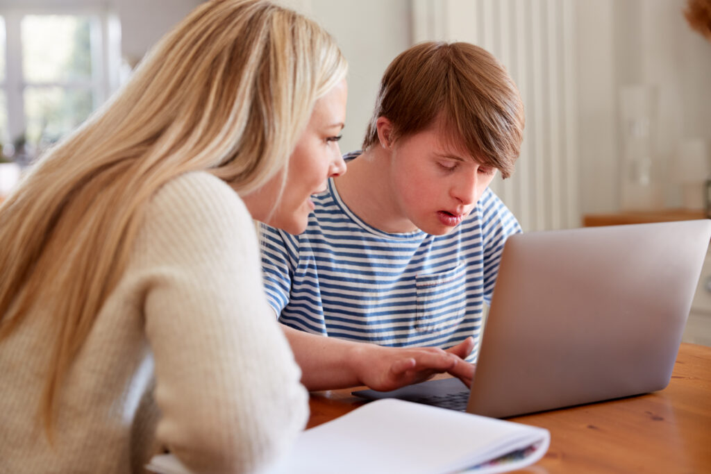 jongeman met handicap samen met zijn assistente